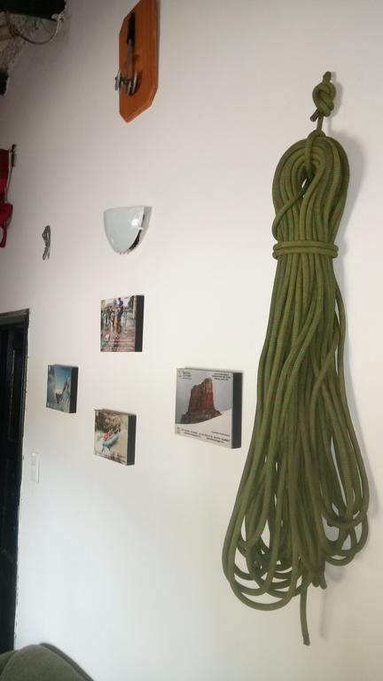 Отель Hostal Caminos De Суэска Экстерьер фото