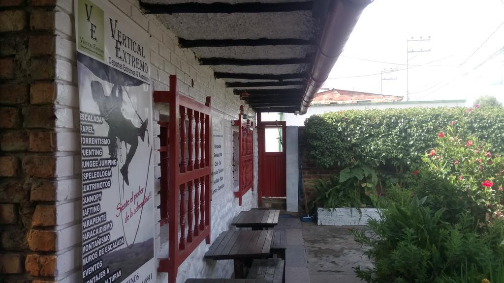 Отель Hostal Caminos De Суэска Экстерьер фото